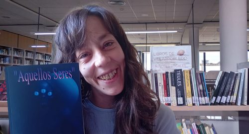 Ana Mondéjar con su libro Aquellos seres